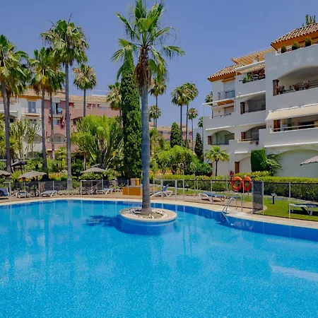 Cubo's Conde Rudi Pool&parking *